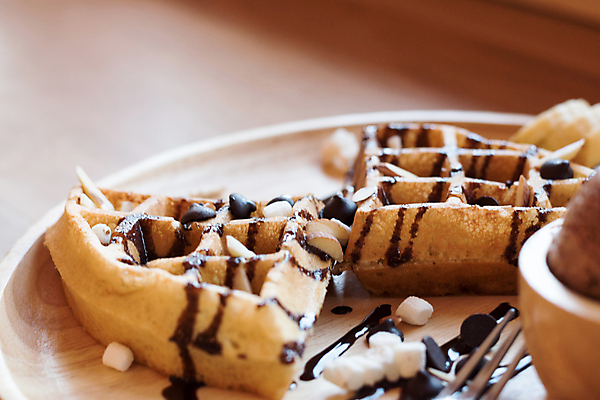 포토 JPG 해외이미지 전통 접시 열매 음식 백그라운드 부분 탁자 딸기 디저트 사람없음 초콜릿 얼음 어둠 빵집 튀김 신선 황금 달콤 맛 아침식사 정상 굽기 크림 준비 정사각형 벨기에 시럽 칼로리 내추럴 점심식사 페스츄리 핸드메이드 해외202004 해외포토 자연요소 도형 식물 식기 빵 가구 컨셉 과일 상점 식사 구이 서유럽 파일형식 이미지허브