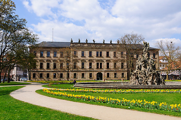 포토 JPG 해외이미지 식물 구름 공원 꽃 유럽 자연 하늘 독일 풍경 사람없음 정원 봄 대학교 강렬 바이에른 해외202004 해외포토 자연요소 계절 공공시설 나라 학교 생태계 파일형식 이미지허브