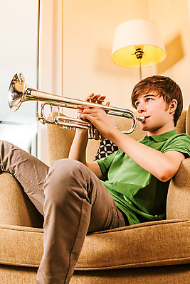 포토 JPG 해외이미지 백인 응시 남자 음악 거실 의자 놀이 주택 뿔 실내 한명 앉기 내부 10대 세로 소리 음악가 흰색 기구 잡기 연습 트럼펫 놋쇠 뮤지컬 플레이어 해외202004 해외포토 서양인 직업 1 시선 컬러 가구 모션 청소년 문화예술 사람 건물 금관악기 파일형식 이미지허브