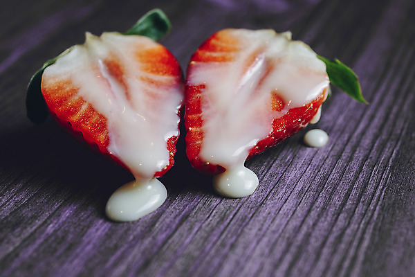 포토 JPG 해외이미지 백그라운드 딸기 단면 사람없음 신선 달콤 카피스페이스 나무배경 해외202004 연유 해외포토 과일 식재료 공백 맛 파일형식 이미지허브