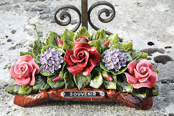 포토 JPG 해외이미지 꽃 분홍색 꽃다발 사람없음 장식 장미 보라색 프랑스 슬픔 도자기 애도 프랑스어 장례 동정 해외202004 해외포토 식물 문자 감정 유럽 컬러 파일형식 이미지허브