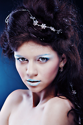 포토 JPG 해외이미지 백인 1 여자 컨셉 겨울 휴식 창조 한명 사람 성인 파란색 햇빛 어둠 눈송이 우아함 만족 개성 눈보라 유일 해외202004 해외포토 서양인 계절 감정 컬러 눈_날씨 태양 파일형식 이미지허브