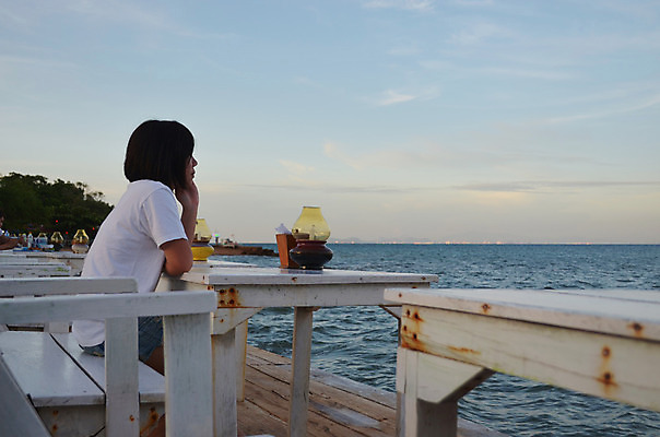 포토 JPG 해외이미지 모델 1 라이프스타일 여자 행복 바다 섬 여행 의자 자연 탁자 휴가 휴식 한명 사람 앉기 성인 야외 물 파란색 식당 맑음 우아함 내추럴 해외202004 해외포토 자연요소 감정 컬러 가구 컨셉 모션 날씨 생활 상점 생태계 파일형식 이미지허브