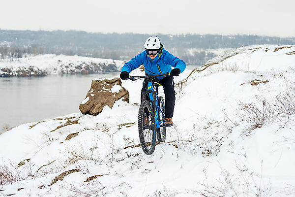 포토 JPG 해외이미지 라이프스타일 남자 겨울 산 한명 성인 야외 자전거 승차 헬멧 언덕 라이더 산악자전거 선로 성인남자한명만 해외202004 해외포토 1 계절 모션 사람 생활 바이크 보호장비 남자한명만 성인남자만 파일형식 이미지허브