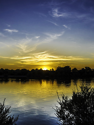 포토 JPG 해외이미지 나무 구름 계절 호수 파도 백그라운드 오렌지 자연 하늘 아침 독일 풍경 사람없음 야외 빨간색 물 여름 파란색 빛 햇빛 태양 반사 노란색 일출 맑음 황혼 일몰 새벽 거울 황금 저녁 숲 윤곽 공상 마법 천국 수평선 해외202004 해외포토 주간 자연요소 식물 유럽 바다 컬러 과일 날씨 노을 야간 생태계 파일형식 이미지허브