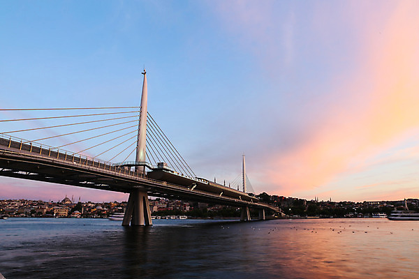포토 JPG 해외이미지 건축양식 이스탄불 사람없음 건물 탑 일몰 도시 전철 역 칠면조 해외202004 튀르키예 해외포토 건축물 건축 아시아 육상교통 교통시설 조류 대중교통 노을 파일형식 이미지허브