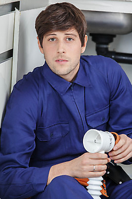 포토 JPG 해외이미지 백인 모델 직업 1 응시 남자 유니폼 주택 실내 한명 사람 앉기 정장 20대 성인 세로 파란색 카메라 주방 장비 공구 잡기 작업 재산 수리 싱크대 고정 유지 배관공 설치 심각 옛날 해외202004 해외포토 서양인 시선 옷 컬러 컨셉 모션 청년 내부 건물 금융 전자제품 도구 개수대 파일형식 이미지허브