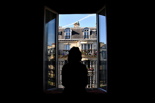 포토 JPG 해외이미지 라이프스타일 응시 문화 생각 창문 실내 그림자 한명 사람 사람없음 파리(프랑스) 해외202004 해외포토 1 시선 내부 생활 파일형식 이미지허브