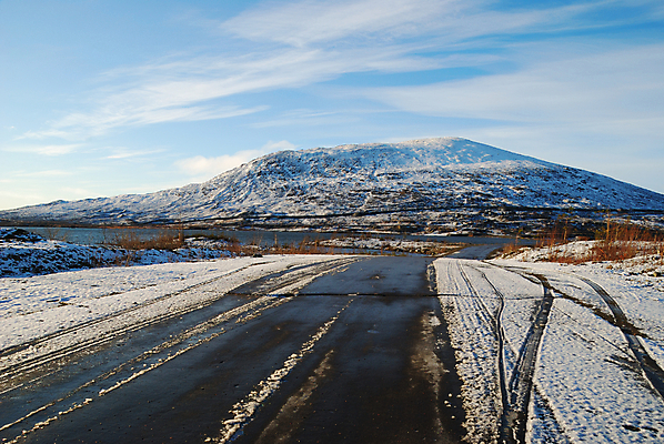 포토 JPG 해외이미지 도로 호수 겨울 산 사람없음 햇빛 태양 얼음 추위 아스팔트 언덕 방법 선로 자취 해외202004 해외포토 자연요소 계절 길 교통시설 파일형식 이미지허브