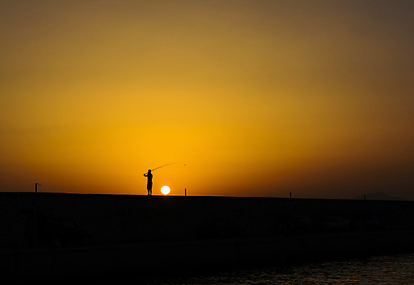 포토 JPG 해외이미지 바다 오렌지 낚시 휴가 항해 사람없음 햇빛 태양 반사 노란색 항구 맑음 황혼 일몰 새벽 저녁 지중해 그리스 낚시꾼 아테네 포트 해외202004 해외포토 자연요소 유럽 컬러 배_교통 과일 교통시설 레저 날씨 노을 야간 파일형식 이미지허브