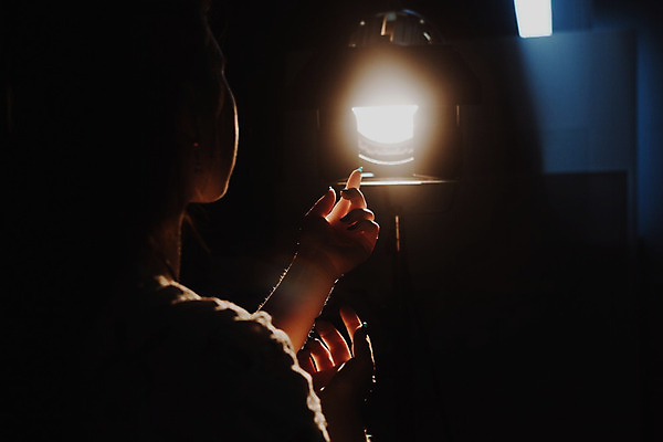 포토 JPG 해외이미지 1 손 외관 드레스 여자 상상 성공 추상 미래 그림자 사람 사람없음 옆모습 빛 달리기 유행 검은색 어둠 도전 흰색 잡기 화려 우아함 유령 야간 신비 무서움 대문 공상 천국 단계 발견 무료 신앙심 해외202004 해외포토 자연요소 옷 감정 뷰포인트 컬러 컨셉 무늬 모션 신체부위 문 파일형식 이미지허브