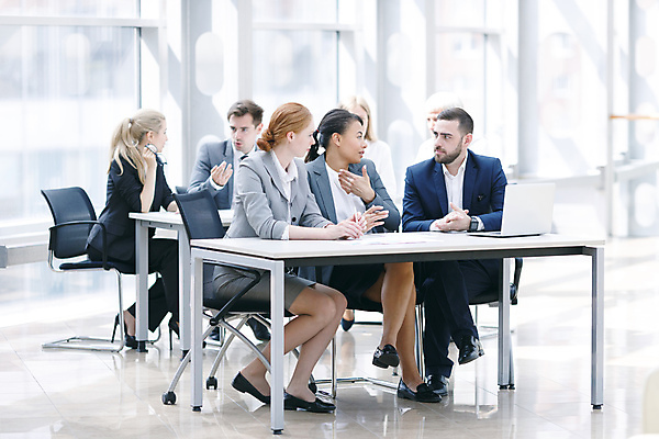 포토 JPG 해외이미지 직업 라이프스타일 여자 남자 행복 비즈니스 통신 창문 통계 탁자 성공 그래프 노동자 직장 실내 대화 미소 사람 앉기 여러명 금융 노트북 컴퓨터 사무실 자료 흰색 업무 비즈니스맨 그룹 책상 보고서 경영자 문서 경영 마케팅 분석가 정중 해외202004 해외포토 감정 컬러 가구 다수 컨셉 회사 모션 표정 말하기 내부 생활 경제 전자제품 작업 직장인 리더 파일형식 이미지허브
