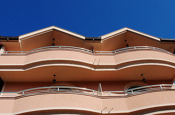 포토 JPG 해외이미지 건축양식 가정 성공 부동산 벽돌 새로움 아파트 주택 사람없음 건물 빨간색 갈색 문 차도 발코니 재산 투자 서식지 연립주택 이웃 대출 교외 땅바닥 렌탈 부동산중개인 진짜 눈내림 해외202004 해외포토 건축물 건축 도로 컬러 컨셉 비즈니스 바닥 눈_날씨 금융 중개인 파일형식 이미지허브