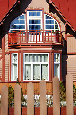 포토 JPG 해외이미지 외관 백그라운드 건축양식 창문 주택 사람없음 야외 건물 목재 빨간색 울타리 정원 보라색 봄 발코니 흰색 시골 재산 장면 대출 교외 진짜 해외202004 해외포토 나무 건축물 계절 건축 컬러 재료 금융 담장 파일형식 이미지허브