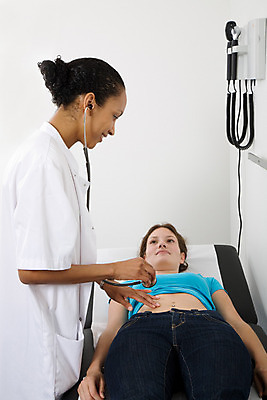 포토 JPG 해외이미지 백인 여자 청진기 병원 서기 두명 약 검은색 고통 시험 환자 의사 밀기 질병 거짓말 복근 소아과의사 해외202004 해외포토 서양인 교육 감정 컬러 의학 의료기기 모션 근육 사람 의료진 파일형식 이미지허브