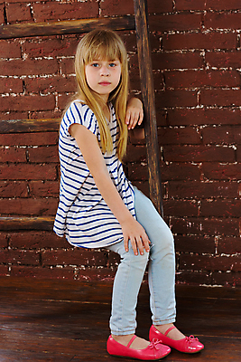 포토 JPG 해외이미지 1 응시 여자 딸 행복 감정 어린이 벽 백그라운드 의자 사다리 맨발 벽돌 실내 한명 사람 앉기 목재 파란색 갈색 쌓기 우주 계단 화환 청바지 아기 잡기 기다림 웨이브 스타일 해외202004 해외포토 나무 시선 꽃 컬러 가구 재료 바지 가족 모션 발 내부 도구 파일형식 이미지허브