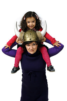 포토 JPG 해외이미지 딸 행복 어린이 가족 놀이 엄마 두명 헬멧 바이킹 해외202004 해외포토 감정 관계 사람 보호장비 파일형식 이미지허브