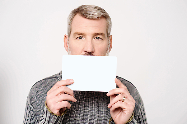 포토 JPG 해외이미지 백인 배너 남자 포즈 광고판 한명 공백 전시 덮개 흰색 신용카드 화이트보드 보여주기 숨김 고립 정중 해외202004 해외포토 서양인 1 컬러 컨셉 모션 알림판 사람 금융 뚜껑 판 파일형식 이미지허브