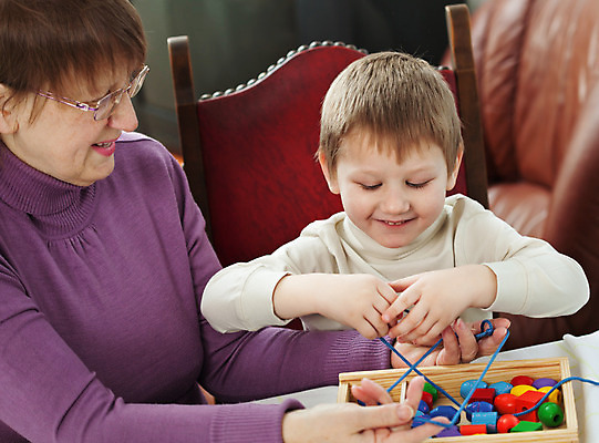 포토 JPG 해외이미지 여자 남자 할머니 어린이 2 가족 놀이 손자 주택 함께함 실내 사람 소년 두명 장난감 기쁨 게임 옛날 해외202004 해외포토 노년 감정 컨셉 관계 내부 건물 손주 파일형식 이미지허브