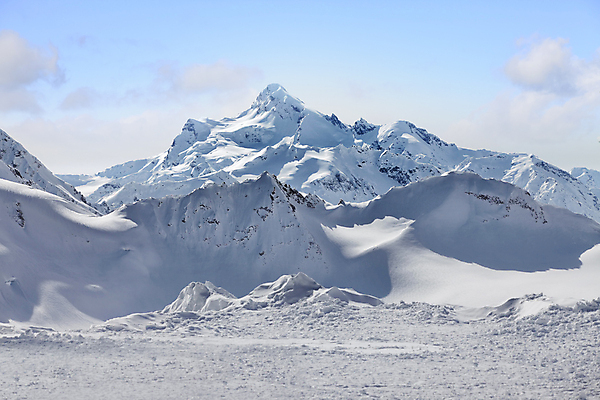 포토 JPG 해외이미지 구름 유럽 여행 자연 하늘 산 풍경 사람없음 파란색 햇빛 태양 맑음 얼음 봄 등산 하이킹 추위 흰색 정상 땅 언덕 빙하 러시아 남쪽 웅장함 절정 눈내림 해외202004 해외포토 자연요소 계절 나라 컬러 레저 날씨 눈_날씨 트래킹 방향 생태계 파일형식 이미지허브