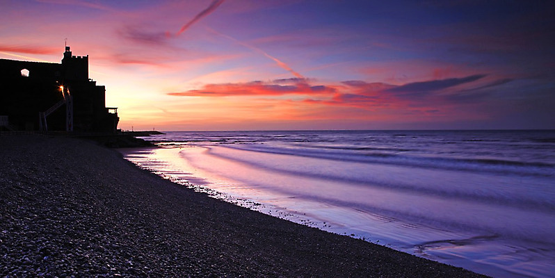 포토 JPG 해외이미지 구름 영어 모래 파도 바다 여행 백그라운드 자연 하늘 날씨 휴가 영국 잉글랜드 풍경 사람없음 야외 물 여름 파란색 빛 햇빛 태양 반사 평화 우주 일출 환경 맑음 일몰 조약돌 흰색 서핑 저녁 수평선 쥬라기 해외202004 해외포토 자연요소 문자 계절 유럽 컬러 컨셉 노을 돌_바위 수상스포츠 야간 생태계 파일형식 이미지허브