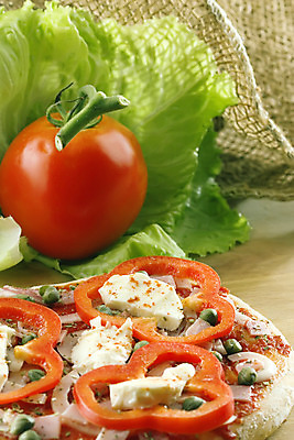 포토 JPG 해외이미지 음식 토마토 양파 치즈 피자 파스타 요리 사람없음 저녁식사 샐러드 향신료 속도 밀가루 후추 모짜렐라치즈 해외202004 해외포토 채소 유제품 패스트푸드 서양음식 식사 가루 향미료 파일형식 이미지허브