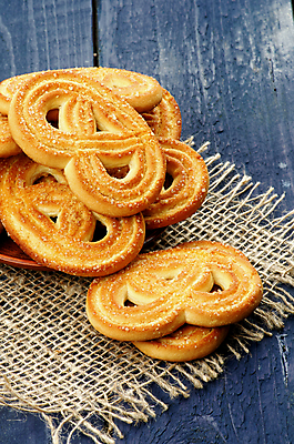 포토 JPG 해외이미지 음식 디저트 사람없음 갈색 노란색 쌓기 쿠키 케이크 빵집 신선 달콤 설탕 굽기 삼베 심플 충동구매 페스츄리 핸드메이드 해외202004 해외포토 빵 컬러 모션 쇼핑 상점 맛 구이 과소비 파일형식 천_직물 이미지허브