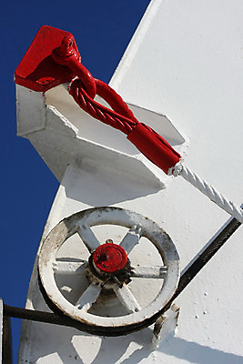 포토 JPG 해외이미지 산업 밧줄 바다 사람없음 빨간색 파란색 금속 장비 흰색 바퀴 보트 고리 코드 함선 리프팅 해외202004 해외포토 줄 컬러 배_교통 재질 파일형식 이미지허브