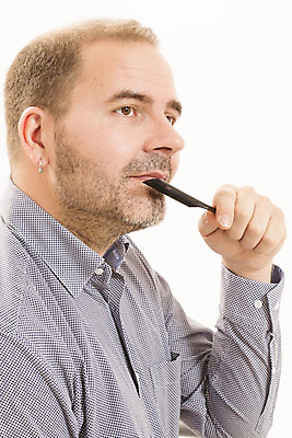 포토 JPG 해외이미지 백인 헤어스타일 남자 얼굴 수염 한명 사람 성인 치료 약 갈색 머리 활발 흰색 머리빗 점 중앙 정상 자르기 피부 대머리 돌봄 적자 스타일 해외202004 해외포토 서양인 1 컬러 컨셉 의학 모션 신체부위 미용용품 파일형식 이미지허브