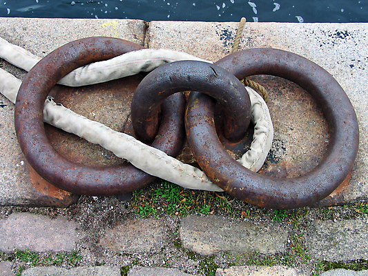 포토 JPG 해외이미지 호수 밧줄 바다 요트 교통시설 항해 사람없음 강 금속 항구 화물 보트 묶기 보안 함선 포트 닻 옛날 철강 해외202004 해외포토 줄 교통 배_교통 모션 재질 안전 운송업 시설 파일형식 이미지허브
