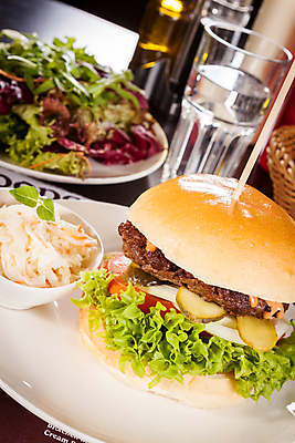 포토 JPG 해외이미지 접시 패스트푸드 실내 사람없음 샐러드 햄버거 인스턴트 정크푸드 물컵 코우슬로 해외202004 해외포토 식기 음식 내부 컵 파일형식 이미지허브