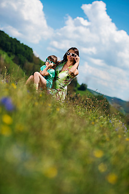 포토 JPG 해외이미지 라이프스타일 여자 딸 행복 어린이 여행 가족 자연 하늘 엄마 사랑 미소 사람 풍경 야외 두명 가로 컬러풀 선글라스 새벽 기쁨 보호 해외202004 해외포토 자연요소 감정 안경 컬러 컨셉 관계 표정 생활 생태계 파일형식 이미지허브