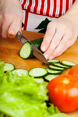 포토 JPG 해외이미지 백인 1 라이프스타일 손 여자 음료 음식 2 토마토 채소 재료 부분 기술 실내 건강 요리 사람 사람없음 가로 빨간색 초록색 주방 요리사 저녁식사 샐러드 흰색 신선 잡기 작업 칼 선택 자르기 먹기 레몬 준비 유기농 식용 시리즈 해외202004 해외포토 서양인 직업 웰빙 컬러 컨셉 과일 모션 내부 생활 신체부위 식사 파일형식 이미지허브