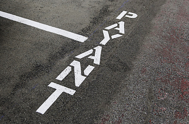 포토 JPG 해외이미지 접시 응시 산업 도로 선 백그라운드 컨셉 돈 비즈니스 텍스트 자동차 성공 표면 아이디어 사람없음 가로 금융 파란색 노란색 검은색 페인트 회색 수확 흰색 메시지 정상 시원함 주차 심볼 사인 질감 복고 택시 수익 그런지 넘어짐 세금 비용 해외202004 해외포토 식기 시선 길 육상교통 컬러 농업 교통시설 모션 승용차 경제 재산 파일형식 이미지허브