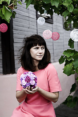 포토 JPG 해외이미지 백인 드레스 여자 행복 무기 분홍색 결혼 휴가 관리 사랑 한명 초록색 파티 기쁨 흰색 잡기 풍선 해외202004 해외포토 서양인 1 옷 감정 컬러 모션 사람 이벤트 파일형식 이미지허브