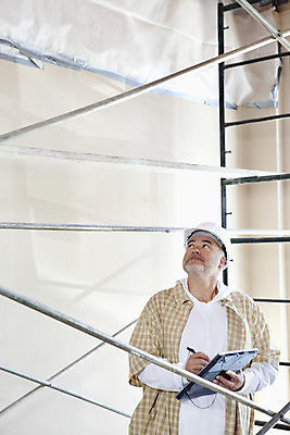 포토 JPG 해외이미지 백인 직업 1 남자 산업 40대 중년 실내 한명 사람 성인 태블릿 미국 건설현장 올려보기 잡기 수리 연결 건축가 캘리포니아 발판 계약자 복원 업그레이드 건설근로자 해외202004 해외포토 서양인 북아메리카 모션 건설업 내부 전자제품 스마트기기 계약 파일형식 이미지허브