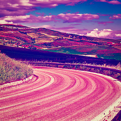 포토 JPG 해외이미지 유럽 도로 여행 밭 농업 교통시설 자연 아침 산 경고 안전 풍경 사람없음 야외 농작물 태양 농가 농장 농경지 마을 일출 환경 일몰 봄 줄무늬 이탈리아 수확 시골 위험 아스팔트 땅 밀 언덕 복고 정사각형 굴곡 길가 소셜네트워크 필터 세련 해외202004 해외포토 주간 자연요소 도형 계절 나라 산업 길 교통 컨셉 무늬 곡류 노을 시설 생태계 파일형식 이미지허브