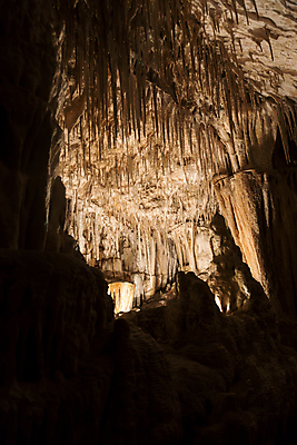 포토 JPG 해외이미지 모양 유럽 호수 벽 여행 백그라운드 자연 표면 산 실내 풍경 사람없음 야외 물 여행객 평화 바위 구멍 동굴 스페인 지하 내추럴 깊이 땅바닥 방법 옛날 종유석 지질 지질학 해외202004 해외포토 자연요소 교육 나라 컨셉 바닥 사람 내부 돌_바위 생태계 파일형식 이미지허브