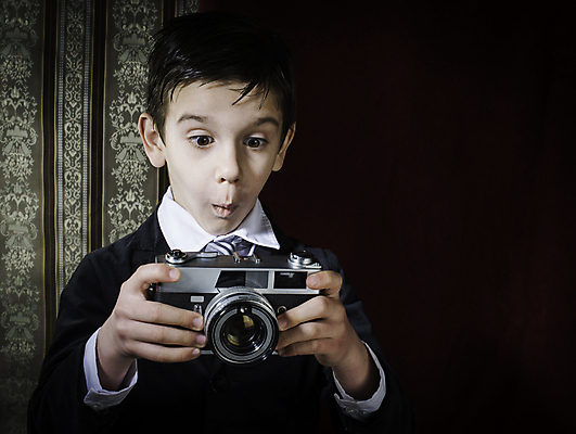 포토 JPG 해외이미지 백인 라이프스타일 행복 어린이 백그라운드 한명 소년 카메라 사진촬영 장비 추위 수확 흰색 표현 잡기 발사 사진사 향수 그림 복고 옛날 해외202004 해외포토 서양인 1 남자 감정 컬러 농업 모션 사람 생활 전자제품 촬영 화장품 작가 파일형식 이미지허브