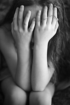 포토 JPG 해외이미지 1 여자 얼굴 어린이 손가락 관리 한명 사람 성인 머리 검은색 외침 고통 슬픔 흰색 죽음 좌절 질병 두통 충격 문제 불만 우울증 적자 유일 해외202004 해외포토 손 감정 컬러 컨셉 의학 신체부위 소리 파일형식 이미지허브