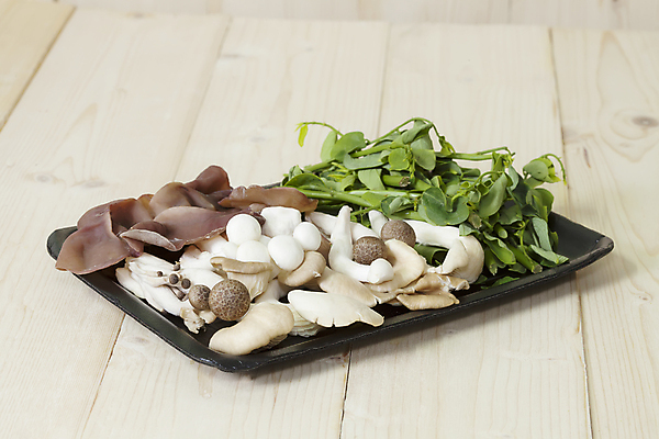 포토 JPG 해외이미지 잡화 음식 백그라운드 다이어트 채소 재료 자연 건강 요리 사람없음 목재 갈색 식당 식사 저녁식사 버섯 튀김 수확 가을 흰색 신선 칼 우아함 맛 자르기 먹기 날것 내추럴 곰팡이 식용 채식주의자 해외202004 해외포토 나무 계절 컬러 컨셉 농업 모션 상점 생태계 채식 파일형식 이미지허브