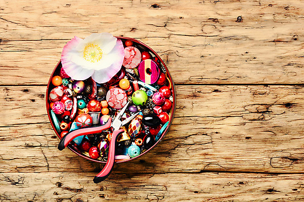 포토 JPG 해외이미지 디자인 여자 꽃 목걸이 장신구 팔찌 선물 취미 사람없음 장식 세트 컬러풀 유행 금속 도구 화려 작업실 황금 우아함 은색 크리스탈 보석 구슬 다이아몬드 양귀비 펜치 수공예 구슬장식 팬던트 핸드메이드 스타일 카피스페이스 해외202004 해외포토 식물 컬러 컨셉 재질 사람 공백 공구 광석 공예 파일형식 이미지허브