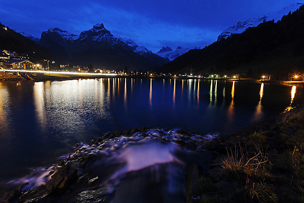 포토 JPG 해외이미지 유럽 호수 여행 건축양식 하늘 산 풍경 사람없음 물 파란색 도시풍경 반사 성당 교회 역사 저녁 스위스 알프스 옛날 해외202004 해외포토 자연요소 건축 나라 컬러 종교건축 건물 도시 야간 파일형식 이미지허브