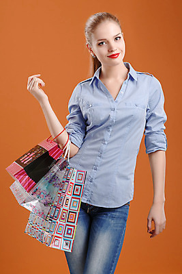 포토 JPG 해외이미지 백인 1 응시 드레스 여자 행복 유럽 얼굴 포즈 백그라운드 가방 휴가 기념 선물 한명 서기 미소 사람 빨간색 쇼핑 유행 세일 우주 상점 축하 잡기 우아함 자르기 고립 넘어짐 유일 차단 해외202004 해외포토 서양인 시선 잡화 옷 감정 나라 컬러 컨셉 모션 표정 신체부위 파일형식 이미지허브