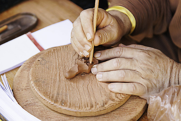 포토 JPG 해외이미지 손 어린이 손가락 기술 관리 창조 미술 사람 사람없음 컵 꽃병 젖음 터치 엄지손가락 조끼 업무 도움 바퀴 항아리 도자기 원형 작업실 사발 던지기 제조 냄비 집중 서식 함선 만들기 점토 진흙 조형 수공예 곰팡이 도예가 돌리기 압력 핸드메이드 해외202004 해외포토 도형 직업 식기 꽃 컨셉 배_교통 모션 문화예술 신체부위 외투 작업 사기그릇 솥 공예 파일형식 이미지허브