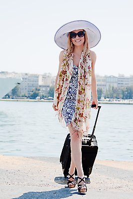 포토 JPG 해외이미지 모델 1 라이프스타일 응시 드레스 여자 바다 여행 포즈 교통시설 자연 하늘 휴가 휴식 항해 미술 한명 사람 소녀 성인 물 여름 유행 기다림 크루즈 함선 상업 승객 해외202004 해외포토 자연요소 시선 옷 계절 어린이 교통 컨셉 배_교통 모션 문화예술 생활 시설 생태계 파일형식 이미지허브