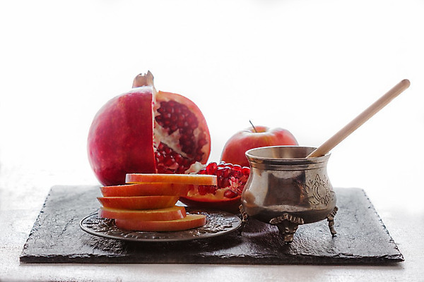 포토 JPG 해외이미지 접시 조각 탁자 실내 사람없음 가로 컬러풀 항아리 달콤 석류 꿀 건강식 유태교 정물화 카피스페이스 개조 해외202004 해외포토 식기 음식 컬러 가구 과일 내부 공백 도자기 맛 그림 파일형식 이미지허브