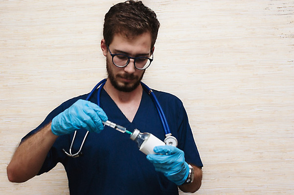 포토 JPG 해외이미지 스튜디오촬영 백인 직업 라이프스타일 응시 남자 행복 중년 유니폼 청진기 청소년 실내 병원 한명 서기 사람 아웃포커스 약 건강관리 의사 잡기 실험복 작업 전문직 흰배경 돌봄 남자한명만 카피스페이스 해외202004 해외포토 서양인 1 시선 옷 감정 백그라운드 의학 의료기기 모션 촬영기법 건강 관리 성인 내부 생활 공백 의료진 흰색 가운 남자만 파일형식 이미지허브