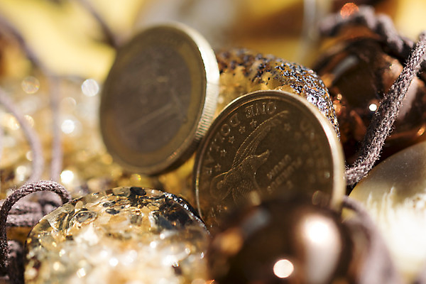 포토 JPG 해외이미지 돈 목걸이 선물 미술 사람없음 장식 노란색 유행 달러 유로 원형 재산 보석 구슬 보물 내추럴 고립 터키석 해외202004 해외포토 도형 컬러 장신구 문화예술 금융 광석 파일형식 이미지허브