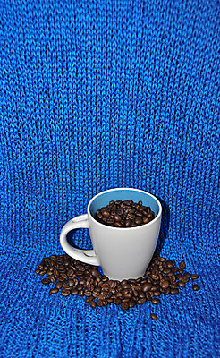 포토 JPG 해외이미지 커피 음료 겨울 아침 디저트 콩 따뜻함 사랑 사람없음 컵 파란색 갈색 맑음 머그컵 가을 흰색 대접 시간 뜨거움 저녁 굽기 니트 질감 그라인더 에스프레소 중독 라떼 카페인 디테일 해외202004 해외포토 주간 식기 계절 감정 음식 컬러 상의 날씨 곡류 야간 구이 커피용품 파일형식 이미지허브